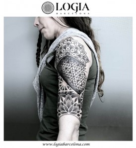 tatuaje-hombro-geometria-mandala-Logia-Barcelona-Dasly  